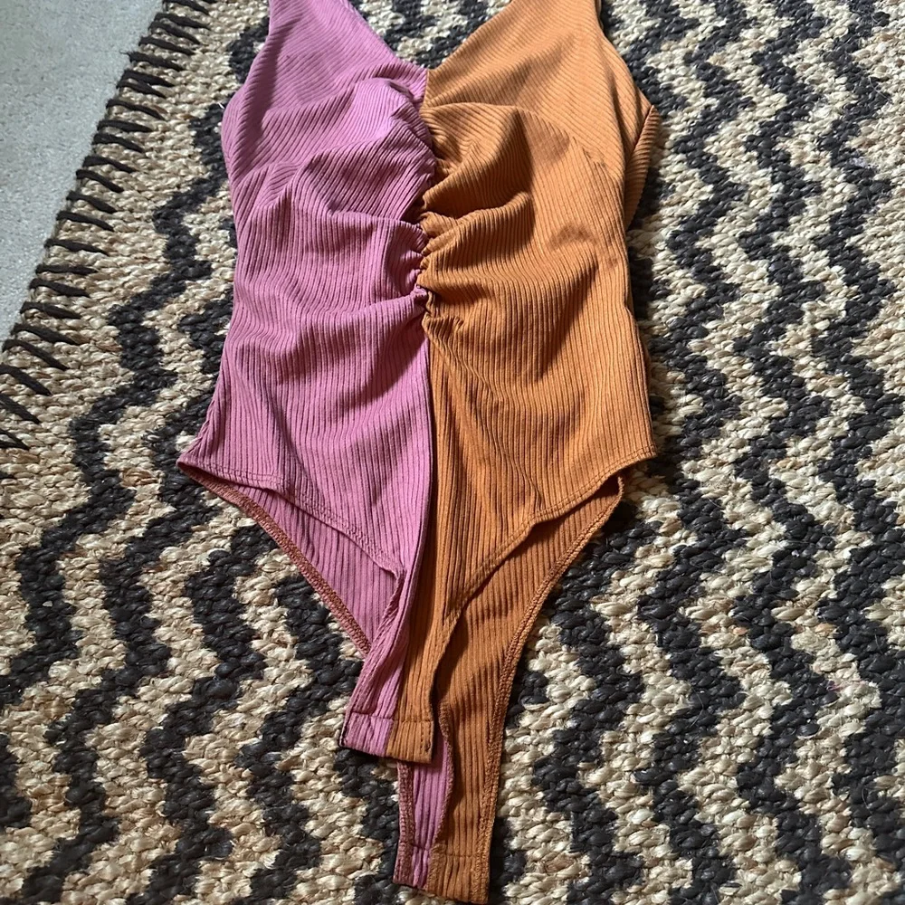 Peach love colorblock bodysuit - Picture 2 of 3